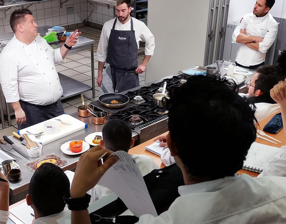 Víctor Quintillà, chef del restaurante Lluerna con una estrella Michelin, ha impartido una masterclass para el alumnado del Máster en Artes Culinarias y Dirección de Cocina de la Escuela Universitaria de Hotelería y Turismo de Sant Pol de Mar (EUHT StPOL). Su restaurante, Lluerna, fue de los primeros de la zona de Barcelona a unirse a la filosofía slow food.