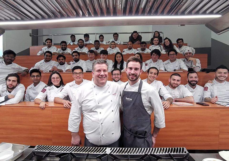 Víctor Quintillà, chef del restaurante Lluerna con una estrella Michelin, ha impartido una masterclass para el alumnado del Máster en Artes Culinarias y Dirección de Cocina de la Escuela Universitaria de Hotelería y Turismo de Sant Pol de Mar (EUHT StPOL). Su restaurante, Lluerna, fue de los primeros de la zona de Barcelona a unirse a la filosofía slow food.