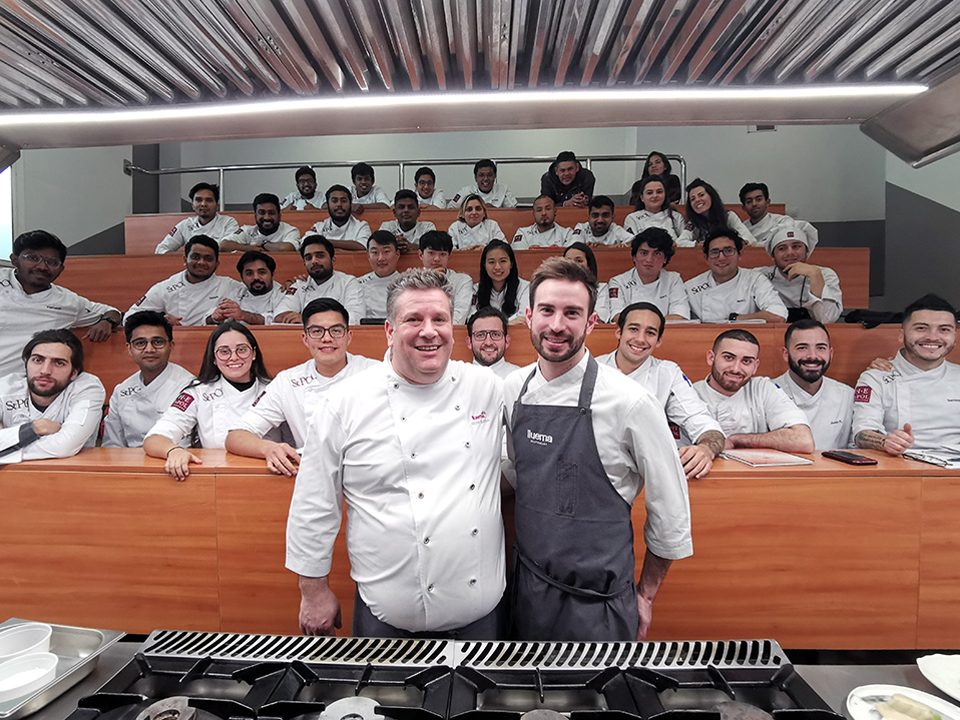 Víctor Quintillà, chef del restaurante Lluerna con una estrella Michelin, ha impartido una masterclass para el alumnado del Máster en Artes Culinarias y Dirección de Cocina de la Escuela Universitaria de Hotelería y Turismo de Sant Pol de Mar (EUHT StPOL). Su restaurante, Lluerna, fue de los primeros de la zona de Barcelona a unirse a la filosofía slow food.