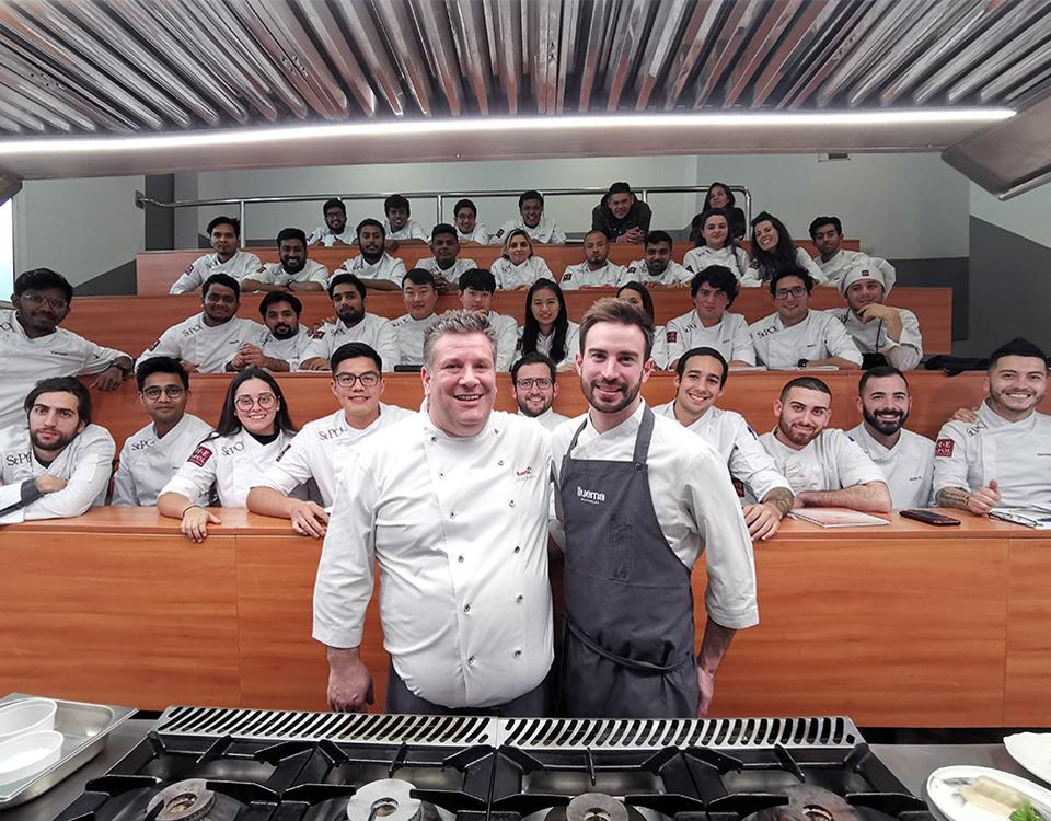 Víctor Quintillà, chef del restaurante Lluerna con una estrella Michelin, ha impartido una masterclass para el alumnado del Máster en Artes Culinarias y Dirección de Cocina de la Escuela Universitaria de Hotelería y Turismo de Sant Pol de Mar (EUHT StPOL). Su restaurante, Lluerna, fue de los primeros de la zona de Barcelona a unirse a la filosofía slow food.