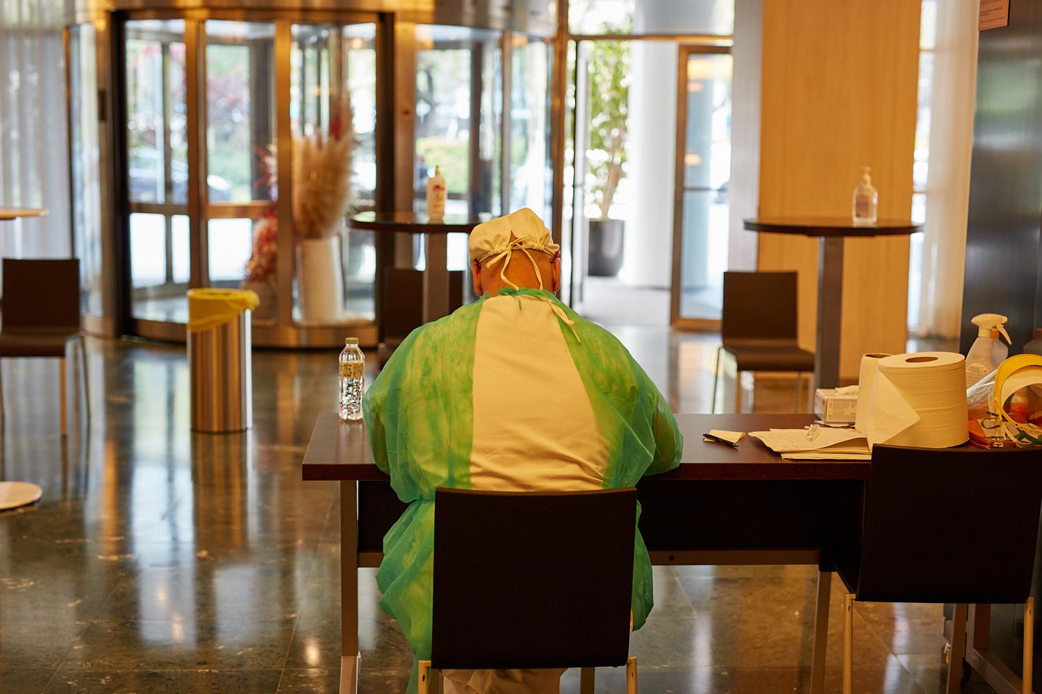 Emergencia sanitaria COVID19. Asistencia en el Hotel Meliá Barcelona Sarrià, convertido en "Hotel Salut" dependiendo del Hospital Vall d'Hebron. (© Enrique Aranda)