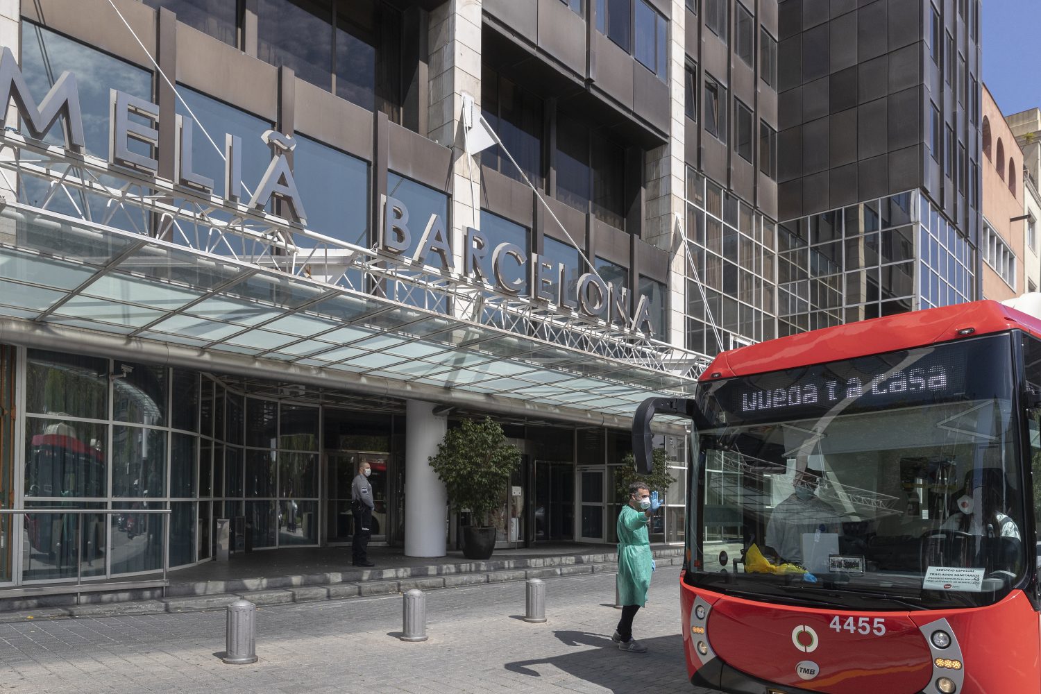 08/04/2020 Llegada al Hotel Meli Sarri de pacientes que ya han superado el coronavirus, procedentes del Hospital Vall dÕHebron. En la imagen, el director del hotel Enrique Aranda, de verde, recibe el autobs de TMB que trae a unos huspedes muy especiales.  Foto: Joan Snchez