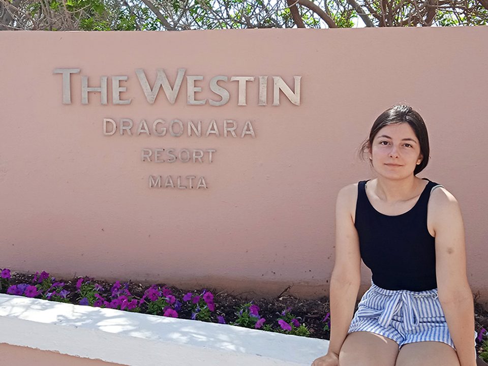 Clara Chazarreta en sus prácticas en el hotel-resort de 5 estrellas en Malta.