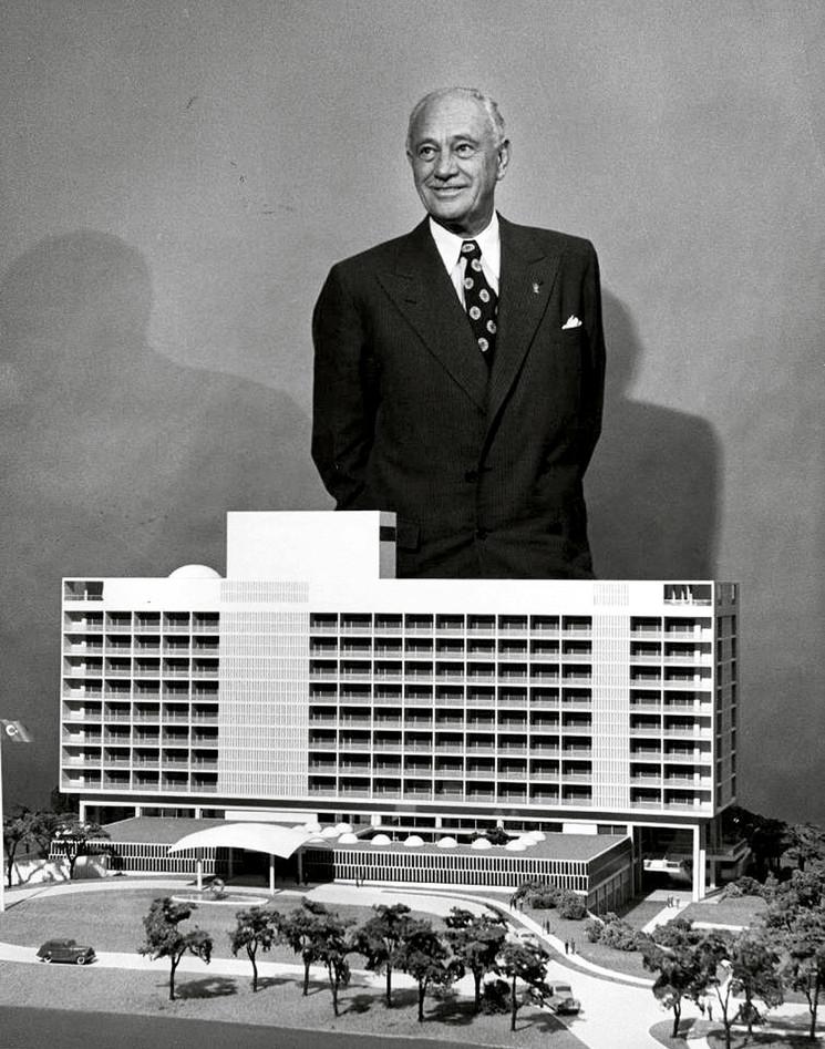 Conrad Hilton con el proyecto del hotel Hilton Estambul, inaugurado en 1955. © Hilton